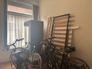 Op zoek naar een gezellige plek om met vrienden samen te wonen?<br /><br />Welkom in deze ruime en lichtrijke woning op een uitstekende ligging in Leuven. Je woont hier midden in het bruisende centrum, vlak bij verschillende faculteiten, sportfaciliteiten, winkels, supermarkten en tal van eet en drinkgelegenheden. Alles wat je nodig hebt, ligt dichtbij!<br /><br />Je komt binnen via de inkomhal, waar zich een extra ruimte bevindt die dienst kan doen als fietsenberging of thuiskantoor. Aansluitend bevindt zich de lichte leefruimte met inbouwkasten, die uitgeeft op een volledig ingerichte keuken met ingebouwde oven, frigo met diepvriesvak, dubbele wastafel, keramische kookplaat en dampkap. Naast de keuken is er een apart toilet met bijkomende opbergruimte. Op de <strong>eerste verdieping</strong> bevindt zich één bemeubelde slaapkamer en een badkamer ingericht met douche, kasten, dubbel lavabomeubel met spiegel en toilet. De <strong>tweede verdieping </strong>telt twee ruime slaapkamers.<br />Op de zolder bevindt zich de vierde slaapkamer, voorzien van een eigen lavabomeubel en een afgescheiden slaapgedeelte. Buiten beschikt de woning over een ruim <strong>terras </strong>en een omheinde <strong>stadstuin</strong> van [<strong>106m</strong>²]!<br /><br />CO-HOUSING IN DEZE WONING IS TOEGESTAAN MAAR NIET VOOR STUDENTEN (TENZIJ ONDER VOLGENDE VOORWAARDEN):<br />https://www.leuven.be/co-housing-samenhuizen<br /><br />De woning is beschikbaar vanaf 1 oktober 2026 en heeft een maandelijkse huurprijs van 1700 euro. De nutsvoorzieningen (gas, elektriciteit en water) zijn voor eigen rekening.<br /><br />Neem gerust contact met ons op voor verdere informatie of om een bezichtiging te regelen, via telefoon op 016 23 90 81 (elke weekdag bereikbaar tussen 10u en 13u), of maak zelf een afspraak via onze handige online agenda onder 'bezoekmoment kiezen'. Dit is een geweldige kans die u niet wilt missen!