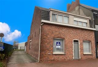 Ruime instapklare woning met grote garage op topligging in het hart van BellegemOp de geliefde Bellegemplaats vinden we deze uitzonderlijk ruime en...