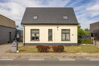 <strong>INDELING</strong><br /><strong>GELIJKVLOERS VOORAAN </strong><br />Woonkamer/eetkamer, keuken voorzien van de volgende toestellen nl. elektrische kookplaat, dampkamp en spoeltafel, aardgasbrander van de C.V. en warmwaterbereiding. <br />Slaapkamer, badkamer voorzien van douchecel, badkamermeubel en toilet.<br />EPC: 486 kWh/m²<br /><br /><strong>GELIJKVLOERS ACHTERAAN</strong><br />Woonkamer/eetkamer met keuken voorzien van de volgende toestellen nl. elektrische kookplaat, dampkamp en spoeltafel, aardgasbrander van de C.V. en warmwaterbereiding. <br />Slaapkamer, badkamer voorzien van douchecel, badkamermeubel en toilet.<br />EPC: 507 kWh/m²<br /><br /><strong>1STE VERDIEPING VOORAAN</strong><br />Woonkamer/eetkamer met keuken voorzien van de volgende toestellen nl. elektrische kookplaat, dampkamp en spoeltafel, aardgasbrander van de C.V. en warmwaterbereiding. <br />Slaapkamer, badkamer voorzien van douchecel, badkamermeubel en toilet.<br />EPC: 954 kWh/m²<br /><br /><strong>1STE VERDIEPING ACHTERAAN<br /></strong>Woonkamer/eetkamer met keuken voorzien van de volgende toestellen nl. elektrische kookplaat, dampkamp en spoeltafel, aardgasbrander van de C.V. en warmwaterbereiding. <br />Slaapkamer, badkamer voorzien van douchecel, badkamermeubel en toilet.<br /><br /><strong>BUITEN</strong><br />Voortuin en achteraan 4 garages.<br /><br /><strong>BIJZONDERHEDEN</strong><br />Houten ramen, dubbele beglazing, C.V. op aardgas.<br />Water, gas en elektriciteit is individueel per wooneenheid.<br /><br /><strong>POSITIEVE ASPECTEN</strong><br />Gelegen in het centrum van Hoogstraten<br />Voldoende parkeergelegenheid met 4 garages<br />Kan naar eigen wensen gerenoveerd worden<br /><br />De wooneenheden zijn verhuurd.<br /><br /><em>Renovatieverplichting van toepassing. Woning werd opgesplitst in 4 wooneenheden - doch niet vergund.</em><br /><strong><br /></strong>