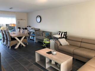 Deze ruime half-open bebouwing is gelegen in het hartje van Oostnieuwkerke. Dichtbij scholen, winkels,.. De woning bestaat uit een inkom, toilet, ruime lichtrijke living, open ingerichte keuken, berging, 3 slaapkamers, ruime badkamer (met bad, douche en dubbele lavabo), zolder, tuin met ruim terras, dubbele garage. <br />(EPC uc 95419 - score: 144 kWh/m²)