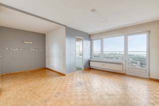 This studio enjoys a strategic location, close to shops and major access roads.Located on the 13th floor and easily accessible by elevator, it offers...