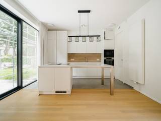 Deze nieuwe eengezinswoning met een bruto vloeroppervlakte (EPC) van ±1 89 m² ligt in de directe nabijheid van het Lycée Français en de wijk Prins...
