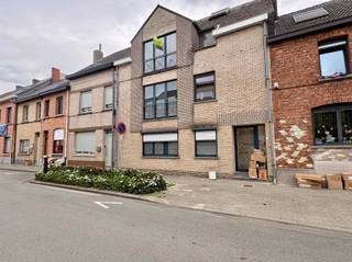 <p><span>Ruim 2-slaapkamerappartement met lift en autostaanplaats in garage in Sint-Gillis-Dendermonde</span></p><p><span>Op een </span><span>centrale en praktische ligging in Sint-Gillis-Dendermonde</span><span> bevindt zich dit ruime appartement met twee slaapkamers. Winkels, restaurants, openbaar vervoer, sportfaciliteiten en andere dagelijkse voorzieningen bevinden zich in de nabije omgeving. Ook het centrum van Dendermonde en de belangrijkste verbindingswegen zijn vlot bereikbaar.</span></p><p><span>Via de inkomhal komt u in de </span><span>ruime en lichtrijke leefruimte</span><span>, waar zowel een gezellige zithoek als een eetplaats kan worden ingericht. De leefruimte sluit rechtstreeks aan op de nieuwe compleet </span><span>uitgeruste keuken met aangrenzend terras</span><span>, wat zorgt voor een aangename en praktische woonindeling. Aansluitend aan de keuken bevindt zich een handige </span><span>berging</span><span>, ideaal voor extra voorraad en huishoudelijke spullen.</span></p><p><span>Het appartement beschikt over </span><span>twee ruime slaapkamers</span><span>, die voldoende mogelijkheden bieden.</span></p><p><span>De nieuwe </span><span>badkamer</span><span> is uitgerust met een inloopdouche en badkamermeubel met lades. Een afzonderlijk </span><span>gastentoilet</span><span> zorgt voor extra praktisch comfort.</span></p><p><span>Het gebouw beschikt over een </span><span>lift</span><span>, waardoor het appartement vlot bereikbaar is. Bovendien is er een autostaanplaats in de gemeenschappelijke garage aanwezig, bereikbaar via een achterliggende straat.</span></p><p><span>Een instapklaar en ruim appartement op een </span><span>centrale locatie in Sint-Gillis-Dendermonde</span><span>, met alle dagelijkse voorzieningen binnen handbereik. Ideaal voor wie comfortabel wil wonen met een vlotte bereikbaarheid en alles wat nodig is in de directe omgeving.</span></p><p><span>Gemeenschappelijke kosten ca. € 60 (lift, gemeenschappelijke elektriciteit, syndicus, ...)</span></p><p><span>Verdere info of een bezoek ter plaatse contacteer Immo Twins 052/55.55.55 of info@immotwins.be</span></p>