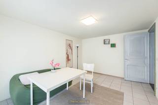 Charmante HERENWONING met STATIGE VOORGEVEL en tal van mogelijkheden, gelegen in het hart van Gent op WANDELAFSTAND van winkels, horeca, openbaar vervoer, universiteiten en andere dagelijkse voorzieningen. Via de inkomhal bereikt u de woonkamer, de keuken, een DOUCHERUIMTE en de kelder. Op de eerste verdieping bevindt zich een RUIME SLAAPKAMER, terwijl de tweede verdieping plaats biedt aan een TWEEDE VOLWAARDIGE SLAAPKAMER. De derde verdieping omvat een DERDE SLAAPKAMER met aansluitende BADKAMER, wat extra comfort creëert. De INGERICHTE ZOLDERVERDIEPING kan perfect dienstdoen als VIERDE SLAAPKAMER, LOGEERKAMER, BUREAU of HOBBYRUIMTE. Dankzij de CENTRALE LIGGING en de praktische indeling is dit pand bijzonder interessant voor GEZINNEN, ouders met studerende kinderen of wie graag woont in het BRUISENDE CENTRUM van Gent, met alles binnen handbereik. Ideale opbrengsteigendom, gezien het pand steevast is/werd VERHUURD.<br /><br />Adres: Geraard Mercatorstraat 46 te Gent<br /><br />EPC: 215kWh, G-score en P-score A, Geen renovatieverplichting van toepassing