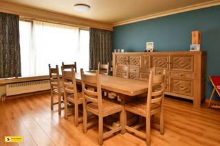 <p><span>GEZELLIG APPARTEMENT IN BORSBEEK MET VEEL POTENTIEEL</span></p><p><span> </span></p><p><span>Dit charmante appartement van 100 m² is gelegen in het hartje van Borsbeek. De woning biedt een perfecte combinatie van comfort en ruimte voor gezinnen of professionals die op zoek zijn naar een prettige leefomgeving.</span></p><p><span> </span></p><p><span>INDELING EN RUIMTE</span></p><p><span> </span></p><p><span>Het appartement beschikt over drie slaapkamers, ideaal voor een gezin of voor wie flexibele werkruimte nodig heeft. De slaapkamers zijn voorzien van laminaat vloeren en bieden bovendien aangename mogelijkheden voor persoonlijke inrichting. Een praktische badkamer completeren de sanitaire voorzieningen van deze woning.</span></p><p><span> </span></p><p><span>WOONKAMER EN EETRUIMTE</span></p><p><span> </span></p><p><span>De ruime woonkamer en eetruimte vormen het hart van het appartement. Met grote ramen die veel natuurlicht binnenlaten en houten vloeren die warmte uitstralen, schept deze ruimte een gezellige sfeer. De open verbinding tussen woon- en eetgedeelte maakt het ideaal voor gezinsmoment of ontvanging van gasten.</span></p><p><span> </span></p><p><span>KEUKEN</span></p><p><span> </span></p><p><span>De uitgeruste keuken is voorzien van houten kasten en een functioneel werkblad. Met een gasfornuis, afzuigkap en alle nodige aansluitingen is deze keuken klaar voor dagelijks gebruik. De keuken bevindt zich naast de woonkamer, wat een natuurlijke doorstroom schept.</span></p><p><span> </span></p><p><span>BIJZONDERHEDEN</span></p><p><span> </span></p><p><span>Het appartement beschikt over een eigen balkon of terras met uitzicht op de omgeving, perfect voor ontspanning in de openlucht. De woning is voorzien van radiatoren voor centrale verwarming, wat zorgt voor comfort gedurende alle seizoenen. Een praktische berging biedt extra opslagruimte.</span></p><p><span> </span></p><p><span>LIGGING</span></p><p><span> </span></p><p><span>Borsbeek is een welgestelde gemeente met een familiaire karakter. Dit appartement is gunstig gelegen nabij winkels, scholen en voorzieningen. De bereikbaarheid van andere stadsdelen is goed dankzij de nabijheid van belangrijke verkeersaders.</span></p><p><span> </span></p><p><span>Deze woning is een solide investering voor wie op zoek is naar een ruim en comfortabel onderkomen in een aantrekkelijke buurt. Met drie slaapkamers en een goed ingedeelde ruimte biedt dit appartement veel mogelijkheden voor diverse levensstijlen.</span></p>