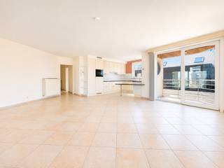 Altijd gedroomd van een appartement met zicht op zee? <br /><br />Dit verzorgd appartement biedt een ongeëvenaard open zicht over de zee én de vernieuwde boulevard van Heist – elke dag opnieuw genieten. Het appartement omvat twee slaapkamers en een prachtig zonneterras. Huurprijs: EUR 1.100 + EUR 70 vaste syndickosten. <br /><br />Gelegen in een goed onderhouden residentie (bouwjaar 2002), combineert dit appartement comfort met een uitstekende ligging. Het strand, de Zeedijk, warenhuizen en openbaar vervoer, het ligt allemaal binnen wandelafstand. <br /><br />Indeling van het appartement: Inkom met ingemaakte vestiairekasten, een zonovergoten woonkamer met knappe zichten, een open en volledig ingerichte keuken, achteraan twee volwaardige slaapkamers en een ingerichte badkamer met ligbad. <br /><br />Het terras is zongericht en groot genoeg voor het plaatsen van een tafel. Beneden op het gelijkvloers nog een handige fietsenberging en privatieve bergruimte. <br /><br />📞 Bezoeken mogelijk na afspraak via 050 89 27 70