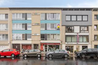 Ben je op zoek naar een verzorgd appartement op een uitstekende locatie?<br />Dan is dit appartement op de tweede verdieping zeker een bezoek waard.<br />Gelegen vlakbij het Frederik Van Eedenplein, geniet je hier van een vlotte verbinding naar Antwerpen, openbaar vervoer, winkels en andere voorzieningen.<br /><br />Het appartement maakt deel uit van een kleinschalige en goed onderhouden residentie en is zowel via de trap als de lift bereikbaar.<br />Via de inkomhal bereik je alle ruimtes. De ruime leefruimte met parketvloer geniet van een aangename natuurlijke lichtinval.<br />Aansluitend bevindt zich de volledig ingerichte keuken, voorzien van alle nodige toestellen en voldoende opbergruimte.<br />Verder beschikt het appartement over twee zeer ruime slaapkamers (14m²/17m²) en een badkamer, uitgerust met een lavabomeubel en ligbad.<br />Als extra troef is er een private kelderberging inbegrepen.<br /><strong>Extra troeven:</strong>
<ul>
<li>Topligging nabij het Frederik Van Eedenplein</li>
<li>Kleinschalige en verzorgde residentie</li>
<li>Lift aanwezig</li>
<li>Twee ruime slaapkamers</li>
<li>Private kelderberging</li>
<li>PVC-ramen met dubbele beglazing</li>
<li>Centrale verwarming op gas</li>
<li>Geïsoleerd dak</li>
</ul>
<br />Bron bewoonbare oppervlakte: EPC-certificaat.<br /><br />Een ideaal appartement voor eigen bewoning of als investering op een gegeerde locatie.<br />Interesse? Contacteer ons via 03/775.78.79 en plan vandaag nog je bezoek!<br />Ben je ook van plan jouw eigendom te verkopen? Maak een afspraak voor een gratis schatting, wij maken er samen een succesverhaal van!