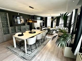 Ruim bovenhuis met 3 slaapkamers en groot terras in hartje Nieuwpoort-stad.<br /><br />Wonen midden in de levendige sfeer van Nieuwpoort? Ontdek dit ruime en veelzijdige bovenhuis, gelegen in Nieuwpoort-stad. Dankzij de centrale ligging bevinden winkels, horeca en dagelijkse voorzieningen zich letterlijk vlakbij.<br />De woning beschikt over 3 slaapkamers en biedt daardoor heel wat ruimte voor een gezin, als tweede verblijf of als comfortabele uitvalsbasis aan de kust.<br />Een absolute troef is het grote terras: een heerlijke plek om te genieten van de buitenlucht, gezellig samen te zitten of na een drukke dag in de stad helemaal tot rust te komen.<br />De combinatie van ruime kamers, 3 slaapkamers, een groot terras en een topligging in het centrum maakt dit bovenhuis bijzonder interessant voor wie comfortabel en centraal wil wonen in Nieuwpoort.<br /><br />De troeven op een rij:<br />- Gelegen in de winkelstraat van Nieuwpoort-stad<br />- 3 slaapkamers<br />- Groot terras<br />- Winkels en voorzieningen op wandelafstand<br />- Horeca en gezellig stadsleven vlakbij<br />- Ideaal als vaste woonst of tweede verblijf<br />- Ruime woning met mogelijkheid tot aankoop van de gelijkvloerse garage (meerprijs 50.000€)<br /> * Praktische kelderruimte<br /><br />Een ruime stadswoning met een uniek buitengevoel, midden in Nieuwpoort. Zeker een bezoek waard!