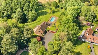 <p><span>Tijdloze villa op een uitzonderlijk perceel van meer dan 1 hectare in de heuvels van de Vlaamse Ardennen,</span> met adembenemend uitzicht en volledige privacy.<br />De woning combineert royaal comfort met een verfijnde afwerking in edele en luxueuze materialen.<br />Een exclusieve eigendom waar rust, ruimte en elegantie perfect samenkomen.</p>