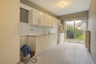 Te renoveren opbrengsteigendom bestaande uit drie ruime appartementen, elk met twee royale slaapkamers en een aangename buitenruimte. De appartementen bieden een comfortabele indeling en vormen, dankzij hun ruime oppervlaktes en buitenmogelijkheden, een aantrekkelijke investering voor zowel eigen gebruik als verhuur.<br /><br />Naast de drie appartementen beschikt het gebouw over een gelijkvloerse garagebox, met bovendien de mogelijkheid om voertuigen voor het gebouw te parkeren.<br /><br />Ook op energetisch vlak biedt het pand interessante troeven. Het gelijkvloers beschikt over een gunstig EPC-label C, terwijl de appartementen op de eerste en tweede verdieping elk een zeer gunstig EPC-label B hebben.<br /><br />Indeling van het pand (298 m²)<br /><br />Gelijkvloers appartement (82 m²):<br />- Royale woonkamer<br />- Praktische keuken<br />- 2 ruime slaapkamers<br />- Aansluitende ruime badkamer<br />- Royale, groene tuin<br /><br />Appartement 1e verdieping (108 m²):<br />- Nachthal<br />- Royale woonkamer<br />- Praktische keuken met mooi uitzicht en aansluitend terras<br />- Badkamer<br />- 2 ruime slaapkamers<br />- Tweede terras met uitzicht op de tuin<br /><br />Appartement 2e verdieping (108 m²)<br />- Nachthal<br />- Royale woonkamer<br />- Praktische keuken met mooi uitzicht en aansluitend terras<br />- Badkamer<br />- 2 ruime slaapkamers<br />- Tweede terras met uitzicht op de tuin<br /><br />Extra troef: een ruime garagebox op het gelijkvloers, die zorgt voor extra comfort, luxe en parkeergelegenheid.<br /><br />Wenst u deze opbrengsteigendom graag te bezichtigen? Doe een aanvraag via www.dewaele.com of contacteer Simon Van Canneyt 0472 18 70 08.<br /><br />EPC: 205 kWh/m² / UC: 20260302-0002702593-RES-4<br />EPC: 118 kWh/m² / UC: 20221023-0002702597-RES-1<br />EPC: 156 kWh/m² / UC: 20221023-0002702604-RES-1<br /><br />Bestuursmaatregelen in het maatregelenregister: nee