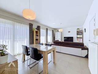 <p>Instapklaar appartement, ideaal gelegen in het centrum van Waregem. Winkels, scholen, station en het groene Park Baron Casier bevinden zich op 5 min stappen. Het appartement bestaat uit een inkomhal met afzonderlijk toilet, lichtrijke woonkamer met eet- en zithoek, uitgeruste keuken met aanpalende was/bergplaats en een nachthal die uitgeeft op 2 volwaardige slaapkamers en een ingerichte badkamer (ligbad met douchemogelijkheid en lavabomeubel).</p>
<p></p>
<p>Extra troeven:</p>
<ul>
<li>Energiezuinig</li>
<li>Lichtrijke leefruimte</li>
<li>Conforme keuring elektriciteit</li>
<li>Ruime private kelderberging van +-6m² met opbergrekken</li>
<li>Lift aanwezig</li>
<li>Gemeenschappelijk fietsenberging</li>
<li>Topligging op wandelafstand van scholen, winkels, het stadscentrum en station</li>
<li>Agesloten private autostaanplaats op het gelijkvloers</li>
<li>Onmiddellijk rendement</li>
<li>Instapklaar</li>
</ul>
<p></p>
<p>Dit appartement is te koop ZONDER makelaar via het concept van Smart Houses! Inlichtingen of bezoek? Contacteer rechtstreeks de eigenaar via 0475/46.57.01</p>