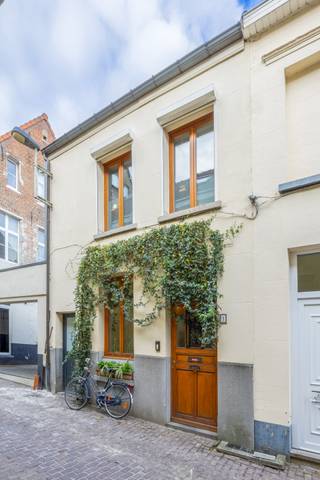 <p>Gelegen midden in het historische centrum van Lier vinden we deze charmante rijwoning met een leuke stadskoer. De locatie is ideaal, op wandelafstand van alle leuke plekken die deze heerlijke stad te bieden heeft.</p>
<p>Deze woning heeft een bewoonbare oppervlakte van ca 85m² en beschikt over een stadkoer op het gelijkvloers.</p>
<p>Indeling:</p>
<p>Op de gelijkvloerse verdieping kom je via de inkomhal met gastentoilet in een open keuken met eetkamer. Aansluitend is er de stadkoer. De eerste verdieping is momenteel in gebruik als leefruimte maar kan uiteraard ook een extra kamer worden. Op de tweede en hoogste verdieping is er momenteel een slaapkamer met aansluitend badkamer.</p>
<p>De ramen werden vernieuwd in 2001 en de cv ketel op aardgas in 2007.</p>
<p></p>
<p>Voor meer info of een bezoek aan deze woning kan u, ook buiten de kantooruren en tijdens het weekend, steeds contact opnemen met Vincent op 0475/210086 of vincent@reds.be</p>