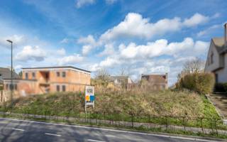 <p>Découvrez ce terrain à bâtir attrayant d’une superficie de 7 ares 32 centiares, idéal pour la réalisation de la maison de vos rêves en construction ouverte. Grâce à sa largeur de 17,5 mètres, ce terrain offre de nombreuses possibilités pour concevoir une habitation spacieuse et lumineuse.</p>
<p>Les prescriptions urbanistiques offrent un bel équilibre entre liberté et cadre :</p>
<ul>
<li>Construction ouverte avec une largeur de façade maximale de 11,5 mètres</li>
<li>Profondeur de construction maximale de 18 mètres</li>
<li>Distance minimale de 3 mètres des limites latérales</li>
<li>Distance minimale de 8 mètres par rapport à la limite arrière du terrain</li>
</ul>
<p>Sur le plan architectural, plusieurs options sont possibles :</p>
<ul>
<li>Pente de toiture entre 15° et 45°</li>
<li>Hauteur de corniche maximale de 4,4 mètres</li>
<li>Hauteur au faîte maximale de 7,50 mètres</li>
<li>Lucarnes droites en pignon autorisées</li>
</ul>
<p>Une zone de construction de minimum 6 mètres et maximum 10 mètres à partir de l’alignement offre une flexibilité supplémentaire.</p>
<p>Éléments complémentaires :</p>
<ul>
<li>Abri de jardin ou serre autorisé (max. 6 m², hauteur max. 2,25 m)</li>
</ul>
<p>Ce terrain est idéal pour ceux qui recherchent espace, tranquillité et liberté de construction.</p>
<p>Une opportunité unique de concrétiser votre projet immobilier !</p>