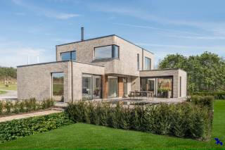 Welkom in Waasmunster!In Waasmunster bevindt zich een modern woonproject op een perceel van 1.875 m², ontworpen met een strakke architectuur en veel...