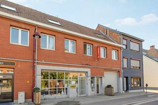 Handelsgelijkvloers met inpandige garage gelegen aan de Heuvelstraat 80 in het centrum van Boechout met een oppervlakte van ca. 182 m². Het pand wordt momenteel uitgebaat door de eigenaars als een gekend tearoom/brasserie ‘t Notarjaet, maar leent zich evengoed tot diverse andere bestemmingen zoals kantoorruimte, praktijk of showroom.<br /><br />De indeling omvat een open en polyvalente handelsruimte met airconditioning, een volledig uitgeruste keuken, sanitaire voorzieningen met onder meer een toilet voor mindervaliden, technische berging, apart bureel en een koer die voor aangename natuurlijke lichtinval zorgt. Verder beschikt het pand over een kelder van circa 6 m² en een zeer ruime garage met plaats voor twee wagens of extra opslag.<br />De elektrische installatie is conform, recente condenserende gasketel en het geheel verkeert in zeer goed onderhouden en functionele staat. <br />Deze eigendom maakt deel uit van een kleinschalig gebouw met maar twee eigenaars en lage vaste kosten.<br /><br />Dankzij de combinatie van een centrale ligging, degelijke infrastructuur en flexibele indeling is dit een bijzonder interessant vastgoedobject voor ondernemingen of vrije beroepen die op zoek zijn naar een kwalitatieve en direct bruikbare handels of werkruimte in Boechout centrum. Vrij van huurcontract en onmiddellijk beschikbaar.<br /><br />Met een EPC-label B combineert dit pand comfort met een efficiënte energieprestatie, wat bijdraagt aan lagere verbruikskosten en duurzaam gebruik. Het pand is bovendien asbestvrij verklaard volgens het geldige asbestattest.<br /><br />Bekijk alvast de videotour, het gunstig EPC-label B, de blanco asbestinventaris, elektrische keuring en het grondplan via de Wellimmo-site (documenten).<br /><br />Bij interesse bel 03 225 00 68 of mail naar laura@wellimmo.net<br />