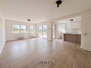 Gerenoveerde instapklare woning met 3 volwaardige slaapkamers, 2 badkamers, inpandige garage en zuidwest gerichte tuin te Moerkerke.<br />Dankzij de gunstige ligging in Moerkerke bent u bovendien dichtbij lokale voorzieningen en uitvalswegen!<br /><br />Deze woning omvat volgende indeling op het gelijkvloers: ruime inkomhal met ingemaakte vestiaire en gastentoilet - de inkomhal biedt eveneens toegang tot de inpandige garage en de kelder die extra opbergruimte biedt - lichtrijke leefruimte  &amp; eetruimte met een open keuken en kookeiland met zitmogelijkheid - wasplaats en berging aansluitend aan de keuken. <br />1e verdiep: nachthal met toilet - 3 slaapkamers waarvan 1 slaapkamer met zonnig terras van 10 m², en 1 slaapkamer beschikt over een doucheruimte met enkele lavabo - badkamer met inloopdouche, ligbad en dubbele lavabo.<br />2e verdiep: zéér ruime zolder van 40 m² te bereiken via uitklapbare trap.<br /><br />De woning is voorzien van een energiezuinig systeem met lucht-water warmtepomp, ventilo-convectoren en zonnepanelen. <br />Als kers op de taart beschikt ze over een zonnige, zuidwestgerichte tuin met terras en een prachtig, groen uitzicht.<br /><br />Troeven: <br />- Aankoop onder 2% registratierechten mogelijk!<br />- Energiezuinig en lichtrijk<br />- 3 volwaardige slaapkamers en 2 badkamers <br />- Inpandige garage en ondergrondse kelder <br />- Zuidwest gerichte tuin met zicht op het groen<br /><br />Voor verdere informatie of vrijblijvend bezoek contacteer Céline op 0476/60 60 23 of mail naar celine@immax.be