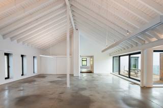 <p>Deze unieke kantoorruimte van ca 462 m² bevindt zich op een absolute toplocatie op het Eilandje, vlakbij het MAS en is verscholen achter een prachtige, karaktervolle gevel.</p>
<p>Residentie “Napoleonsky” is een prestigieus gebouw met een eyecatching architectuur.</p>
<p>De totale oppervlakte van 462 m² is speels opgedeeld. Enerzijds bevindt er zich een opengewerkte ruimte aan de voorzijde van het pand. Van hieruit geniet u van het waterzicht op het Verbindingsdok en de binnenvarende bootjes. De afgesloten ruimte is perfect als vergaderzaal of directiekantoor te gebruiken. Meterlange maatkasten zorgen voor voldoende bergruimte.</p>
<p>Centraal is het sanitair weggewerkt.</p>
<p>Aan de achterzijde en uitgevend op het gezellige binnengebied bevindt zich het tweede gedeelte. Het ruimtegevoel wordt hier extra benadrukt door het impressionante dakgebinte dat volledig is opengewerkt. Wederom bijzonder flexibel in te richten, met een ruime open werkzone waar meerdere werkstations kunnen worden ingetekend.</p>
<p>De grote schuiframen geven uit op het zalige terras van ca 32 m², ideaal voor een lunch in de zon of informele meetings. Aan de andere kijkt het tweede terras van ca 22 m² uit op de gemeenschappelijk binnentuin.</p>
<p>Een tweede sanitaire cel evenals een praktische kitchenette met voldoende plaats voor een gezellige eettafel vervolledigen het plaatje.</p>
<p>Via de trap heeft u toegang tot de bovengelegen zolderruimte van ca 30 m², ideaal voor extra opslag.</p>
<p>Kortom: een unieke oppervlakte met catchy elementen, die tal van invullingen toelaat en een aangename en productieve sfeer ademt.</p>
<p>Het pand is momenteel stedenbouwkundig vergund als kantoorruimte. Een eventuele functiewijziging naar een ander gebruik (wonen, vrij beroep) is onderworpen aan stedenbouwkundige vergunning en de geldende regelgeving.</p>
<p>Ondergrondse autostaanplaats optioneel mee aan te kopen voor 50.000 Euro, excl. registratiebelasting.</p>