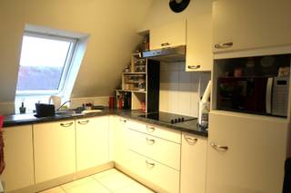 Dit zeer goed onderhouden appartement op het derde verdiep, is gesitueerd in de gezellige winkelstraat in het centrum van Gistel. Het bestaat uit...