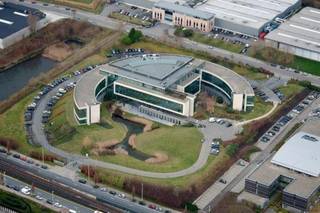 Kwalitatieve kantoren van 17 m² - 888 m² te huur op een fantastische locatie nabij de R0 te Anderlecht.De kantoren zijn van alle hedendaagse comfort...