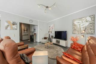 Ontdek dit prachtig hoekappartement met twee slaapkamers te koop, uitstekend gelegen op de 1ste verdieping van Residentie Chimère langs de Van Iseghemlaan te Oostende. Dit appartement bevindt zich op een absolute toplocatie pal in het stadscentrum, in een zijstraat richting de zeedijk en op wandelafstand van de Pier, het Ensorhuis, diverse winkels en het openbaar vervoer. Dankzij de hoekligging en de grote raampartijen geniet u van een aangename, natuurlijke lichtinval.<br /><br />Indeling:<br />- inkomhal met glazen deur<br />- lichtrijke leefruimte<br />- open keuken uitgerust met koelkast, diepvries, oven, keramische kookplaat en spoeltafel<br />- volwaardige slaapkamer 1 (11m²)<br />- volwaardige slaapkamer 2 (11m²)<br />- badkamer voorzien van douche, badkamermeubel met lavabo en spiegelkast<br />- afzonderlijk toilet<br />- privatieve kelderberging<br /><br />Pluspunten:<br />- toplocatie in het stadscentrum<br />- vlakbij het strand<br />- twee volwaardige slaapkamers <br />- gunstig EPC (label-B)<br />- privatieve kelderberging<br />- geschikt voor eigen bewoning, tweede verblijf of investering<br /><br />Bent u benieuwd naar dit appartement te koop te Oostende? Contacteer ons snel voor een bezoek ter plaatse!<br /><br />Bestuursmaatregelen in het maatregelenregister: nee