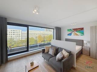 <p>BRUXELLES – A proximité du Canal, dans un ensemble de constructions récentes, proche des transports et des commerces, beau studio meublé de ±36m² habitables qui se compose d’une pièce de vie de ±22m² avec un coin nuit et un accès à une terrasse de ±5m² exposée Ouest, un coin repas de ±14m² avec une cuisine équipée (four, taques, hotte, frigo/congélateur), une salle de douche (douche, évier, toilette), cave, parking inclus dans le loyer. Divers : Buanderie commune, local vélo. FORFAIT pour charges de 150€/mois (eau froide, eau chaude, chauffage, communs). PEB C+ ! Disponible 1/12/2026 ! Mesures données à titre indicatif.</p>
<p><u>Au 6<sup>ème </sup></u>: 6.4</p>
<ul>
<li>Pièce de vie meublée de ±22m² (5,69 x 3,88) avec coin nuit et accès terrasse de ±5m² exposée OUEST</li>
<li>Coin repas de ±14m² (6,6 x 2,1) avec cuisine équipée (four, taques, hotte, frigo/congélateur)</li>
<li>Salle de douche (douche, évier, toilette)</li>
<li>Cave n°B110</li>
<li>Garage n°1°2 inclus dans le loyer</li>
<li>Local vélo</li>
<li>Buanderie commune</li>
</ul>