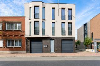 Dit modern en centraal gelegen appartement bevindt zich op de 1ste verdieping van een bijzonder kleinschalig gebouw met slechts 2 appartementen waardoor er geen algemene kosten zijn.<br /><br />Het appartement beschikt over een uitzonderlijk ruime inpandige garage van maar liefst 37m² met veel opbergmogelijkheden en aansluitend een binnenkoer van 10m². <br /><br />De leefruimte vormt het hart van de woning en sluit naadloos aan op de open keuken welke voorzien is van alle comfort met kwalitatieve toestellen. Daarnaast beschikt het appartement nog over 2 volwaardige slaapkamers en een moderne badkamer met inloopdouche en toilet.<br /><br />Een absolute troef is het ruime, overdekte terras waar je in alle rust kan genieten.<br /><br />Het appartement is momenteel verhuurd en vormt hierdoor eveneens een interessante opportuniteit voor wie op zoek is naar een investering.<br /><br />Een verzorgd en ruim appartement op een gunstige ligging in Burcht, vlakbij winkels, openbaar vervoer en belangrijke invalswegen.<br /><br />Wij leiden je graag persoonlijk rond!