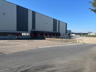 <span>TE HUUR</span>: logistiek magazijn van 4.604m² met meerdere loskades te Mechelen-Noord.<br />Het gebouw is zeer goed gelegen met directe aansluiting op de E19 Antwerpen-Brussel.<br /><span>Het magazijn heeft naast zijn uitstekende ligging nog extra troeven aangezien het wordt gebruikt als geconditioneerde ruimte voor pharma-logistiek. </span><br /><br />- sprinklers<br />- toegangskaart<br />- volledig omheind<br />- volledige temperatuurcontrole<br />- vrije hoogte 10m<br />- laadperrons 10<br />- draagkracht vloer 50kn/m²<br />- verwarming heteluchtblazers op gas<br />- koeling VRV systeem<br />- CCTV systeem<br />- veiligheidskamer