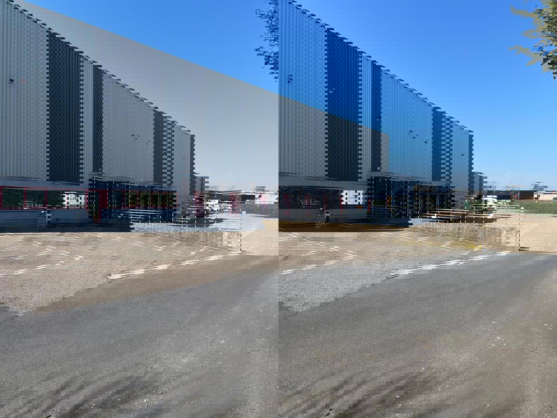 TE HUUR: logistiek magazijn van 4.604m² met kantoor - foto 1