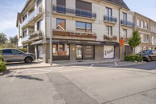 Dit veelzijdige pand van ca. 310 m² (ca. 211 m² handelsruimte + ca. 99 m² appartement) biedt de perfecte basis voor jouw onderneming. Dankzij...