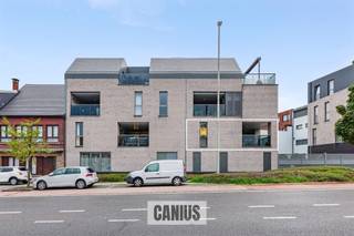 <p><span>APPARTEMENT ÉCONOME EN ÉNERGIE À VENDRE À GENK</span></p><p><span>Vous recherchez un appartement spacieux, confortable et économe en énergie, situé dans un endroit facilement accessible ? Cet appartement bien entretenu de pas moins de 125 m², situé au premier étage d’une résidence au 10 Gildelaan à Genk, allie un cadre de vie agréable à des matériaux de qualité, une abondante lumière naturelle et un agencement pratique.</span></p><p><span>Dès votre entrée, vous êtes accueilli dans un espace de vie spacieux et lumineux où de grandes baies vitrées procurent une agréable sensation d’ouverture. Vient ensuite la cuisine spacieuse, équipée de tout le confort nécessaire et offrant suffisamment d’espace pour cuisiner à votre guise et partager de bons moments autour d’un repas convivial.</span></p><p><span>Depuis l’appartement, vous accédez à une terrasse conviviale, un endroit idéal pour profiter du plein air en toute tranquillité. L’appartement dispose également d’un débarras pratique avec des placards intégrés, qui fait également office de buanderie.</span></p><p><span>La partie nuit comprend deux chambres à part entière et une salle de bains confortable équipée à la fois d’une baignoire et d’une douche à l’italienne. Il y a également des toilettes séparées pour les invités.</span></p><p><span>Cet appartement présente également de nombreux atouts en matière d’espaces de rangement et de stationnement. Au sous-sol de l’immeuble se trouve un parking souterrain, avec une place de parking incluse dans le prix de vente. L'appartement dispose également d'un débarras privé en sous-sol. Un local à vélos commun est prévu pour les vélos.</span></p><p><span>Le jardin commun convivial constitue un atout supplémentaire, où les résidents de la résidence peuvent se détendre dans un cadre verdoyant.</span></p><p><span>Grâce à l’excellente classe énergétique A, vous bénéficiez en outre d’un logement économe en énergie, alliant confort de vie et consommation énergétique efficace. L’appartement a été aménagé avec des matériaux de qualité et a toujours été bien entretenu, ce qui vous permet d’y vivre dans le plus grand confort.</span></p><p><span>Son emplacement constitue également une grande valeur ajoutée. Vous bénéficiez d’un emplacement idéal à proximité du centre de Genk, à seulement quelques minutes du centre commercial avec ses magasins, ses restaurants et ses commodités quotidiennes. Des écoles et les transports en commun se trouvent également à proximité. De plus, la résidence dispose d’un ascenseur, ce qui rend l’appartement facilement accessible.</span></p><p><span>Vous recherchez un appartement spacieux et économe en énergie à vendre à Genk, avec deux chambres, une terrasse, une place de parking souterraine et un emplacement idéal près du centre-ville ? Alors cet appartement bien entretenu situé au 10 Gildelaan vaut vraiment le détour !</span></p>