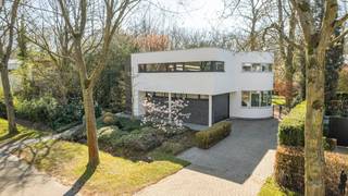 Instapklare architecturale villa op ca. 932m² grond. Tuin op het zuiden & royaal zonnig dakterras.Deze villa bevindt zich in een rustige straat met...