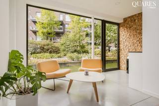 <p><span>Quares - TREVI Groep presenteert :<br />Dit commercieel gelijkvloers bevindt zich in een recente nieuwbouw, strategisch gelegen in het kloppend hart van ‘het Zuid’ tussen de Gedempte Zuiderdokken aan de Vlaamse Kaai en het Museum Van Schone Kunsten aan de Leopold de Waelplaats. Het Zuid is één van de top locaties van Antwerpen, waar de dynamiek van beweging en leven nooit stil lijkt te vallen. Het is een bruisende buurt met een overvloed aan restaurants, bars en winkels. Er is eveneens een gemakkelijke verbinding naar de in-en uitvalswegen rond Antwerpen.<br /><br />Bij het binnen komen van het pand is er voldoende plaats voor een balie en wacht- of zitruimte met bijhorende kitchenette en twee wc's. De kantoorruimtes zijn opgedeeld door verplaatsbare panelen die op een makkelijke manier weg te schuiven zijn tot één grote ruimte. Verder is er nog een tweede keuken waar de collega's kunnen genieten van veel lichtinval en een zeer groot terras (+/-70m²), perfect voor een gezellige lunch in de zon. Het terras aan de achterzijde is zuid/west georiënteerd waardoor de zon aangenaam binnen schijnt. De volledige glaspui aan achter- en voorgevel is 20m lang waardoor er uitzonderlijk veel lichtinval aanwezig is.</span></p>
<p><span> </span><span>Ook is er de mogelijkheid om drie ondergrondse autostaanplaatsen aan te kopen voor 45.000,00 euro per parking.</span></p>
<p></p>