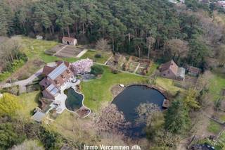 Deze exclusieve en statige villa is gelegen op een uitzonderlijk domein van maar liefst 15.061 m², verscholen in tweede bouwlijn en...