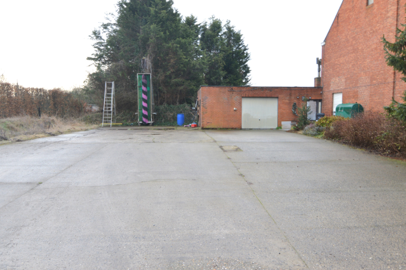 Half-open woning + te verkavelen perceel grond. - foto 3