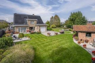 Ce bâtiment ouvert de pas moins de 4 chambres est à vendre sur un terrain de 767 m². La maison est située dans un quartier résidentiel calme dans une impasse à Wevelgem, avec une connexion facile au centre et aux principales routes d'accès.Disposition :Rez-de-chaussée :- Hall d'entrée spacieux avec toilettes séparées- Une première pièce, idéale comme chambre de plain-pied ou espace bureau- Espace de vie lumineux sur parquet avec vue sur le jardin- Cuisine équipée avec de grandes fenêtres- Jardin entièrement paysager orienté vers le zoo- Garage spacieux Premier étage : - 3 chambres- Salle de bain avec lavabo, baignoire et toilettes- Espace de rangementAvantages :- Situation calme dans une impasse- Eau de pluie disponible- Beau jardin entièrement aménagé - Présence de panneaux solairesUn atout supplémentaire ! : Possibilité d'acheter le terrain adjacent (677 m²) pour 250 000€.Vous recherchez une villa majestueuse dans un endroit central et calme à Wevelgem ? Alors cela vaut vraiment le détour !Les visites de cette maison auront lieu sur rendez-vous le mardi 14 octobre et le jeudi 16 octobre. Les offres peuvent être placées au plus tard le samedi 18 octobre à 15 h.Vous souhaitez obtenir plus d'informations sur cette propriété ou vous souhaitez visiter le site ?Contactez Sarah Hanson (0493 25 46 80) - sarah.hanson@dewaele.com