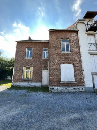 <p><span>Sint-Truiden: charmante renovatiewoning op ruim perceel nabij het centrum.</span></p>

<p><span>Deze ruime woning biedt een unieke kans voor een renovatieproject met uitstraling. Gelegen naast de iconische Stayenmolen ademt dit pand authenticiteit en geschiedenis.</span></p>

<p> </p>

<p><span>De woning is beschermd, waardoor het oorspronkelijke uiterlijk behouden moet blijven. Dit geeft u de mogelijkheid om het pand volledig te renoveren met respect voor zijn historische charme, en tegelijk naar eigen smaak in te richten. Binnenin zijn er maar liefst 4 volwaardige ruimtes op de benedenverdieping en 4 ruime kamers op de eerste verdieping, wat u alle vrijheid geeft om de ideale indeling te creëren.</span></p>

<p><span>Het perceel van 640 m² wordt verder versterkt door een prachtige, tuin.</span></p>

<p><span>Indeling</span></p>

<p><span>Gelijkvloers: 4 volwaardige ruimtes, in te richten als leefruimte, keuken, bureau...</span></p>

<p><span>Eerste verdieping: 4 ruime kamers met mogelijkheden voor slaapkamers, badkamer...</span></p>

<p><span>Buiten: riante tuin </span></p>

<p> </p>

<p><span>Troeven:</span></p>

<ul><li>Centrale ligging en vlotte bereikbaarheid</li><li>Unieke uitstraling en tal van renovatiemogelijkheden</li><li>Gelegen langs karaktervolle Stayenmolen</li></ul>

<p>Voor meer informatie of een bezoek, neem contact op met Lio via 013/31.14.00 of depiramide@era.be</p>

<p> </p>

<p> </p>