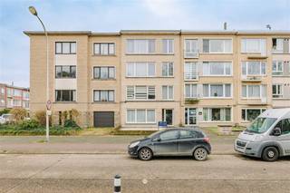 <p><span>Vous cherchez un appartement spacieux et abordable à Deurne ? Cet appartement est peut-être fait pour vous.</span></p><p><span> </span></p><p><span>Quelques atouts en un coup d'œil :</span></p><ul><li><span>immeuble de petite taille avec de faibles coûts communs</span></li><li><span>en face de l'arrêt de tram et du parc municipal</span></li><li><span>possibilité de se garer dans la rue</span></li><li><span>prêt à emménager (rénové et </span><span>entièrement repeint</span><span>)</span></li></ul><p><span> </span></p><p><span>Disposition :</span></p><p><span>Cet appartement est situé au 1er étage et comprend un hall d'entrée, des toilettes, une salle de bain (douche et meuble lavabo), un grand espace de vie à l'avant, une petite pièce/bureau ( +- 7 m²), une cuisine soignée (avec lave-vaisselle, plaque de cuisson et hotte aspirante), une petite terrasse, une grande chambre à coucher ( 16 m²) avec une troisième chambre adjacente ( +- 10 m²). </span></p><p><span> </span></p><p><span>Le sol des chambres sera en stratifié.</span></p><p><span>L'appartement sera prêt à être emménagé et entièrement repeint.</span></p><p><span> </span></p><p><span>Cet appartement convient à un maximum de 2 adultes et 2 enfants.</span></p><p><span>Disponible à partir du 15 avril</span></p><p><span>Loyer : 700Euro  par mois + 35 Euro (contribution à la consommation privée d'eau et d'électricité des parties communes).</span></p><p><span>EPC 167</span></p><p><span> </span></p><p><span>Postulez via notre site web et réservez votre rendez-vous pour une visite en ligne.</span></p><p><span> </span></p>