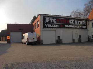 Atelier van ca. 922m² met burelen van ca. 65m² en private voorliggende parking.Specificaties linker atelier van in totaal ca. 429m²:- vrije...