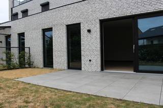 Op een rustige locatie, vlak bij de Nederlandse grens, bevindt zich dit prachtig afgewerkte nieuwbouwduplexappartement met twee slaapkamers. De woning maakt deel uit van een recent project en werd tot in de puntjes afgewerkt met hoogwaardige materialen en moderne technieken.<br />Het appartement heeft een bruto woonoppervlakte van maar liefst 123 m², exclusief de tuin en het terras. De private inkom bevindt zich op het gelijkvloers, waardoor het appartement een aangenaam en ruimtelijk woongevoel biedt.<br />Bij de afwerking werd veel aandacht besteed aan kwaliteit en comfort. Zo beschikt het appartement over een stijlvolle parketvloer, vloerverwarming, een energiezuinige warmtepomp en zonnepanelen. Dankzij het gunstige EPC-label A geniet u bovendien van een energiezuinige en comfortabele woonomgeving.<br />Het gebouw beschikt daarnaast over een lift die de verschillende verdiepingen rechtstreeks met de kelderverdieping verbindt.<br /><br /><br /><strong>Indeling:</strong><br /><br /><strong>Op het gelijkvloers:</strong>
<ul>
	<li>Een stijlvolle inkomhal met gastentoilet</li>
	<li>Een praktische berging</li>
	<li>Een ruime woonkamer met directe toegang tot de private tuin en het terras</li>
	<li>Een volledig ingerichte open keuken met kookeiland, koelkast met vriesvak, inductiekookplaat en vaatwasser</li>
</ul>
<br /><strong>Op de verdieping:</strong>

<ul>
	<li>Twee ruime slaapkamers</li>
	<li>Een badkamer met inloopdouche en dubbele wastafel</li>
	<li>Een bijkomende kleine bergruimte</li>
</ul>
<br /><strong>Daarnaast beschikt het appartement over:</strong>

<ul>
	<li>Een private kelderberging</li>
	<li>Een autostaanplaats in de kelder</li>
	<li>Praktische informatie</li>
	<li>Huurprijs: € 1.350 per maand</li>
	<li>Gemeenschappelijke kosten: € 100 per maand</li>
	<li>EPC: A</li>
	<li>Verwarming: vloerverwarming via warmtepomp en zonnepanelen</li>
	<li>Oppervlakte: 123 m² bruto woonoppervlakte, exclusief tuin en terras</li>
	<li>Autostaanplaats en kelderberging: inbegrepen</li>
	<li>Watertoets: P-score C – G-score C</li>
	<li>Adres: Weertersteenweg 333A, 3640 Kinrooi</li>
</ul>
<br /><strong>Geen telefonische afspraken. Gelieve uitsluitend via e-mail te reageren. Na ontvangst van uw aanvraag wordt u door ons gecontacteerd.</strong>