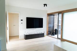 <p><strong>Appartement 1 chambre prêt à emménager avec terrasse, place de parking et label EPC A</strong></p><p>Cet appartement bien entretenu et économe en énergie allie un agencement pratique à un confort de vie contemporain. Grâce à son <strong>label EPC A</strong>, vous bénéficiez d'un logement économe en énergie avec de faibles dépenses énergétiques.</p><p>L'appartement dispose d'un agréable espace de vie ouvert sur la cuisine, d'une chambre, d'une salle de bains et d'un débarras pratique. Il dispose également d'une <strong>terrasse</strong> où vous pourrez profiter du grand air en toute tranquillité.</p><p>La <strong>place de parking</strong> constitue un atout supplémentaire non négligeable, garantissant un stationnement toujours aisé et confortable.</p><p>L'appartement est actuellement loué. Il est donc non seulement intéressant pour une occupation personnelle à terme, mais offre également la possibilité d'acquérir le bien à titre d'investissement avec <strong>des revenus locatifs immédiats</strong>.</p><p><strong>Atouts :</strong></p><ul><li>PEP A</li><li>1 chambre</li><li>Terrasse</li><li>Débarras pratique</li><li>Place de parking</li><li>Économe en énergie</li><li>Actuellement loué</li><li>Intéressant pour une résidence principale ou comme investissement</li></ul><p>Pour plus d’informations ou pour organiser une visite, veuillez nous contacter à l’adresse lou@guldentopsvastgoed.be</p>