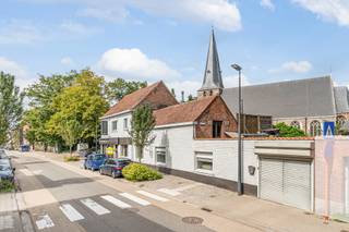 <p>Dit gebouw heeft een gevelbreedte van maar liefst 33 meter en biedt daarmee een grote waaier aan mogelijkheden. Een deel van het gebouw doet momenteel dienst als bakkerij, maar kan mits goedkeuring van een bestemmingswijziging omgevormd worden tot privé woning.</p>
<p>Rust en ruimte zijn slechts 2 van de vele troeven die deze woning biedt. De keuken kan mits een aantal kleine aanpassingen uitgebreid worden naar een grote leefkeuken.</p>
<p>Via de hall komt men in de living met eetgelegenheid, die samen een harmonieus, open geheel vormen en via de glaspartijen voldoende natuurlijk licht binnenlaten. De (trap)hal met aansluitend een gastentoilet, leidt u naar de eerste verdieping. Daar bieden 3 grote slaapkamers – waarvan 1 met airco – u elk op hun beurt voldoende ruimte, waardoor een grote kleerkast kan worden bijgeplaatst.</p>
<p>De nachthal heeft een oppervlakte waarbij nog extra (kast)ruimte kan worden gecreëerd. De badkamer is volledig uitgerust met een hoekbad, douche en dubbele lavabo. Daarnaast is er nog een aparte kamer die kan fungeren als leeshoek, … Ze biedt directe toegang tot het enorme en rustgevend dakterras, waar u in alle privacy kan genieten van de zon.</p>
<p>Op de zolderverdieping van 70 m2 is al deels afgewerkt en biedt nog heel wat mogelijkheden.</p>
<p>We helpen u graag met een gedetailleerde rondleiding, een bezoek zegt immers meer dan 1000 woorden.</p>
<p>Tel 09 274 15 53</p>
<p>Mail floris@cornelis-partners.be</p>