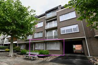 Dit instapklaar appartement, INCLUSIEF garagebox en kelderberging, ligt op zeer gunstige locatie in residentie "Tichelrij". De ligging van dit appartement is op wandelafstand van het stadscentrum. Door de centrale ligging kan men winkels, scholen, horecagelegenheden, ... eenvoudig bereiken. Tevens is er voldoende parkeergelegenheid voor het appartementsgebouw. <br /><br />Via de gemeenschappelijke hal begeven we ons naar het gelijkvloerse appartement.<br /><br />De centrale inkomhal en aansluitende nachthal geeft toegang tot alle woon- en slaapvertrekken. Aan de voorzijde van het appartement bevindt zich een ruime leefruimte. We vinden er eveneens een zeer goed geïnstalleerde open keuken met een ZANUSSI heteluchtoven, microgolfoven ZANUSSI, keramisch kookvuur, dampkap, ingebouwde koelkast en diepvries alsook een spoelbak.<br /><br />Verder zijn er nog twee ruime slaapkamers, een apart gastentoilet en een badkamer ingericht met een inloopdouche, lavabomeubel en aansluiting voor wasmachine en droogkast. Beide slaapkamers geven toegang tot het achterliggende zongeoriënteerde terras.<br /><br />Tot slot beschikt het appartement over een achterliggende garagebox en een kelderberging. <br />Bepaalde meubels mogen mee overgenomen worden in de vraagprijs.<br /><br />Wenst u graag een bezoekje te brengen aan dit instapklare appartement of bent u op zoek naar een goede investering met degelijk rendement, aarzel niet en neem contact met ons op 011 70 70 19. <br />