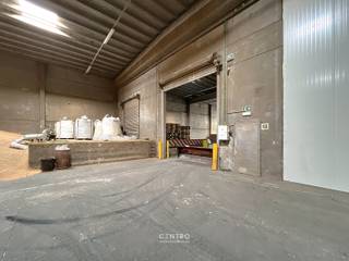 <u><strong>Benaderende bruto-AFMETINGEN: </strong></u><br />Magazijn: 600m²  (30x20m).<br />Ruim verhard gemeenschappelijk parkeerterrein met slagboom.<br /><br /><u><strong>AFWERKING:</strong></u><br />- Betonnen onstructie <br />- Gevelwanden in betonpanelen en sandwichpanelen<br />- Gepolierde en gewapende betonvloer<br />- Automatische poort (h: 4,5m; b: 4,0m)<br />- Laad- en loskade met poort h: 3,30 "n B: 3,00<br />- Afzonderlijke inkomdeur<br />- TL-verlichting<br />- Vrije hoogte 7,90m<br /><br /><u><strong>NUTSVOORZIENINGEN:</strong></u><br />Elektriciteit (63A) met tussenteller. Gemeenschappelijk sanitair.<br /><br /><u><strong>TOEGANGSWEGEN</strong></u>:<br />Binnenunit met brede doorgang van en naar de loods binnen een industriële site van 1,5ha.<br /><br /><u><strong>BESTEMMINGSMOGELIJKHEDEN:</strong></u><br />Zone voor milieubelastende industrieën.<br />Opslag, productie, bewerking en verwerking van goederen.<br /><br /><u><strong>LIGGING:</strong></u><br />De loodsen aan Kaaistraat 5 in Kerkhove (deelgemeente van Avelgem) liggen in de Scheldevallei, in een zone met (watergebonden) bedrijvigheid langs de rivier de Schelde. Vlakbij het rondpunt naar N8 (Oudenaardsesteenweg-Brugstraat) en N36 (Bruggesteenweg). E17 bereikbaar binnen ca. 20 minuten rijden.<br /><br /><u>* Bijzonderheden:</u><br />- Beschikbaar 1 mei 2026<br />- Geen gemene kosten !<br />- Weegbrug aanwezig op de site 3 x 18m.<br />- Vermelde prijzen zijn excl. onroerende voorheffing (1m forfaitair), voorschot nutsen (€100/m) en BTW.<br />- Onze referentie op <strong>www.centro.be</strong>: <strong>P0498-P4</strong> of contacteer ons op <strong>050 70 01 02</strong>.