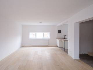 Aan de rand van Gent bevindt zich dit stijlvol gerenoveerde duplexappartement met twee slaapkamers, gelegen in een kleinschalige residentie...