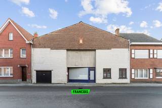 Veelzijdige woning/loods met tal van mogelijkheden<br /><br />Deze unieke loods biedt een dubbele functie en kan zowel (deels) ingericht worden als woongelegenheid als gebruikt worden voor opslag. Dankzij deze flexibiliteit vormt dit pand een bijzonder interessante investering met een breed scala aan mogelijkheden.<br /><br />Een van de grootste troeven is de vrijheid om de ruimtes volledig naar eigen wens in te delen. Droom je van een combinatie van wonen en hobbyruimte? Ben je op zoek naar een ruime opslagplaats? Of wil je het geheel omvormen tot een comfortabele woonst, volledig ingericht volgens jouw smaak en behoeften? Hier kan het allemaal.<br /><br />Deze eigendom biedt een uitstekende opportuniteit voor wie op zoek is naar ruimte, flexibiliteit en toekomstpotentieel op één locatie. Laat je inspireren door de vele mogelijkheden en creëer een invulling die perfect aansluit bij jouw plannen.<br /><br />Contacteer ons snel voor een bezoek: 051 47 48 47 of mail naar Tielt@immofrancois.be