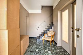 <p><span>EXCLUSIEF!! Deze riante villa met hangaar van 380m² van bijgebouw is prachtig gelegen tussen een oase van groen, natuur, rust,...</span></p><p><span> </span></p><p><span>De woning bestaat uit een inkomhal, bureau/praktijkruimte, ruime lichtrijke leefruimte, kleine salon, grote leefkeuken met berging, apart gastentoilet.</span></p><p><span>Op de tussenverdieping is er een badkamer met ligbad, lavabo, douche en inloopdressing.</span></p><p><span>De eerste verdieping beschikt over vier hele grote slaapkamers waarvan een met prachtig zicht op de Vlaamse Ardennen en een kleinere kamer.</span></p><p><span>Het pand is volledig onderkelderd en heeft een garage waarin zich de technische ruimte bevindt.</span></p><p><span>Hangaar met een oppervlakte van 380m² die heel veel mogelijkheden biedt. Ideaal voor wonen en werken te combineren.</span></p><p><span>Er is ook nog in de tuin een polyvalente ruimte aanwezig.</span></p><p><span>Prachtige tuin om in te vertoeven met bos en uitzicht op de heuvelachtige Vlaamse trots.</span></p><p><span> </span></p><p><span>VIDEO Drone: https://www.instagram.com/p/CkLOaJWowzn/ </span></p><p><span> </span></p><p><span>Voor info of een bezoek maar een afspraak met Anouk Libert van Pattymo 0476635628 of anouk@pattymo.be</span></p>