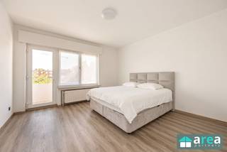 <p><span>Gelegen op een centrale locatie in Hoboken bevindt zich dit lichtrijke appartement met een vlotte bereikbaarheid en alle dagelijkse voorzieningen binnen handbereik. Dankzij de nabijheid van de A12, de Antwerpse Ring (R1) en het openbaar vervoer geniet u van een uitstekende verbinding naar Antwerpen en de omliggende gemeenten/steden. In de directe omgeving vindt u supermarkten, winkels, scholen, horecazaken en sportfaciliteiten. Daarnaast liggen ook Park Sorghvliedt en de Hobokense Polder vlakbij, ideaal voor wie graag geniet van groen en ontspanning.</span></p><p><span>Grootste troeven:</span></p><p><span>- Gerenoveerd en instapklaar <br />- Driedubbel glas<br />- Gunstige EPC-score B<br />- Terras<br />- Autostaanplaats</span></p><p><span>Indeling</span><span>:</span></p><p><span>Via de inkomhal, voorzien van voldoende ingebouwde kasten, bereikt u de ruime lichtrijke leef- en eetruimte, het gastentoilet en de badkamer. Het appartement beschikt over twee ruime volwaardige slaapkamers van 16 m² en 12 m², waarvan de grootste slaapkamer toegang biedt tot het zonnige terras. De volledig geïnstalleerde keuken is uitgerust met alle nodige toestellen en voldoende kastruimte. De badkamer beschikt over een ligbad, wastafel en aansluiting voor een wasmachine. Tot slot is er een private autostaanplaats in de gemeenschappelijke garage met elektrische sectionaalpoort.</span></p><p><span>De garagebox is verplicht mee aan te kopen voor €25.000.<br />Het appartement kan desgewenst ook volledig gemeubeld worden aangekocht. De meubels zijn bespreekbaar en zijn dus optioneel mee aan te kopen.</span></p><p><span>Voor meer informatie kan u terecht bij Area Partners: <span>info@area.be</span></span><span> of 03/284.60.60</span></p>