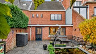 Praktische gezinswoning in rustige straat in het centrum van Turnhout met 3 slaapkamers, garage en ruime tuin.Via de inkomhal heeft u toegang links...