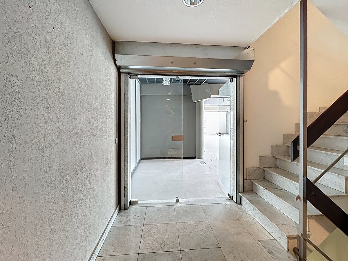 Espace de bureau/salle d'exposition spacieux à louer - photo 5