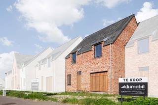 Deze energiezuinige halfopen nieuwbouwwoning in landelijke bouwstijl werd reeds wind-waterdicht opgebouwd en wordt binnenin verder kwalitatief afgewerkt door Dumobil Woonprojecten naar wens van de koper. Deze woning (lot 44) heeft een perceeloppervlakte van 245 m² en een noordwestelijk georiënteerde tuin waardoor je kan genieten van een avondzonnetje in de tuin.<br /><br />Via de inkomhal kom je terecht in een open leefruimte met salon, eethoek, bureau en open keuken. Er is een aparte wasplaats en toilet. Op de eerste verdieping zijn er 4 slaapkamers, nog een toilet en een badkamer met dubbele wastafel, douche én bad. Met een vaste trap kom je op de zolderruimte die dienst kan doen als extra kamer. Er is een oprit voor de auto, een aangelegde voortuin en tuin met terras. Geniet daarbij van de nieuwste technieken, waaronder de geothermische warmtepomp, zonnepanelen en vloerverwarming om te verwarmen in de winter en te verkoelen in de zomer. Deze woning heeft dan ook energielabel A.<br /><br />Deze all-inprijs excl. kosten omvat een volledig afgewerkte, instapklare woning met álle voorzieningen en omgevingswerken inbegrepen. De totale kostprijs inclusief wettelijke kosten waaronder registratierechten, btw, notariskosten en aansluitingskosten kan je eenvoudig bekijken op onze <u><strong>website</strong></u>: <u><strong>dumobil.be/nl/woonprojecten/projecten/meulebeke-steenstraat-kapellestraat</strong></u> En/of contacteer onze bouwadviseur Sam Borrey voor meer info: 0483/21.01.33 | sam@dumobil.be<br /><br />Vraag vrijblijvend info aan bouwadviseur Sam: sam@dumobil.be | 0483 210 133